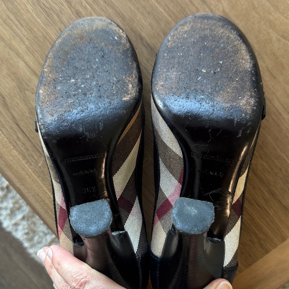 Authentic Burberry Classic Black and Tan Women's High Heel Pumps - Picture 9 of 15